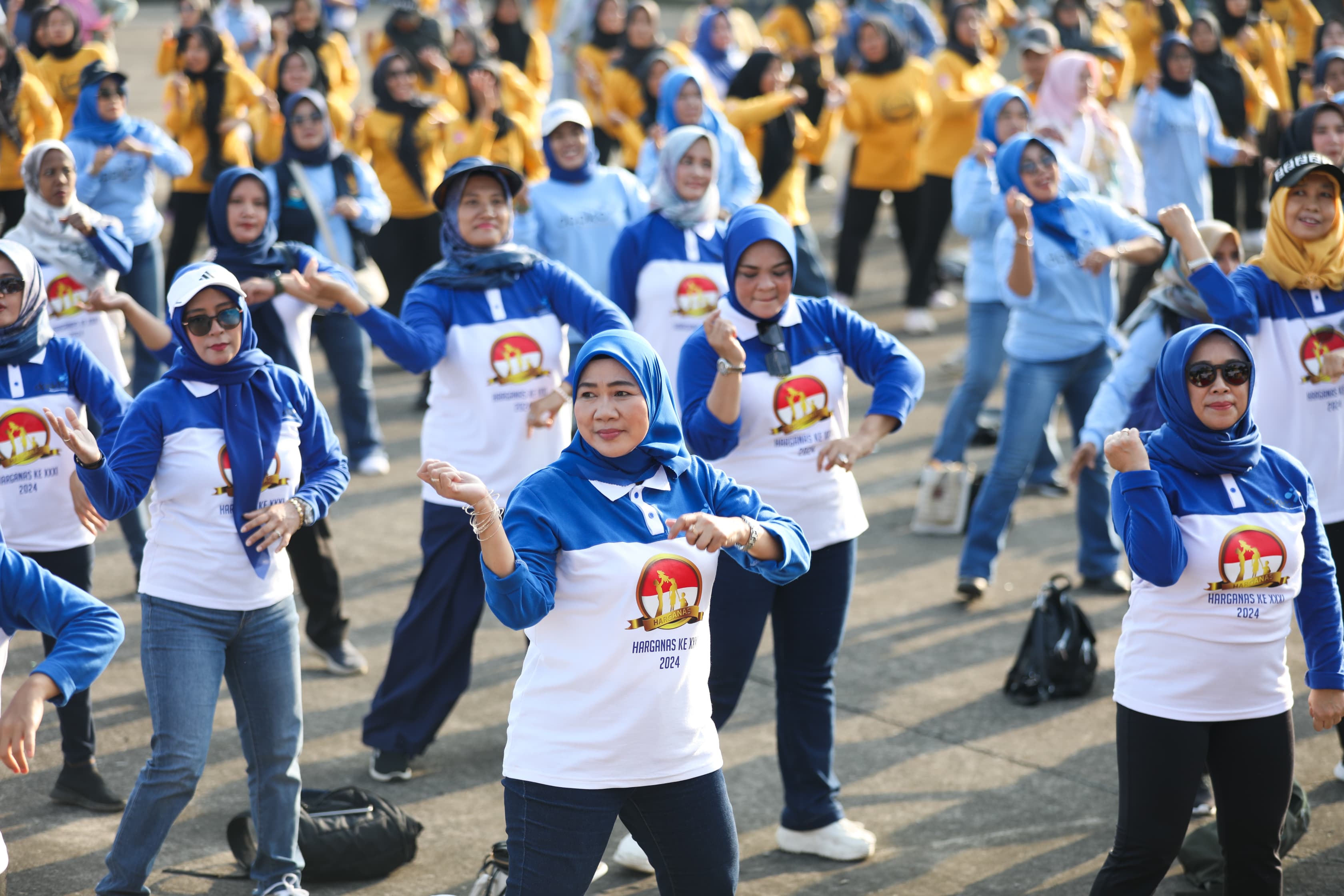 Pj. Ketua TP PKK Dra. Suraidah, M.Si. mengikuti Jalan Santai dan Senam Bersama dalam rangka Harganas ke-31 serta Hari Jadi ke-193 Purwakarta dan ke-56 Kabupaten Purwakarta