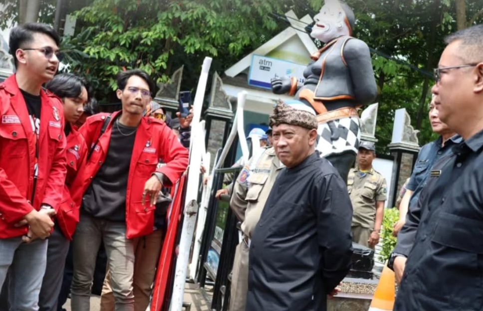 Asisten Sekda Bidang Perekonomian dan Pembangunan dr. Agung Darwis Suriaatmadja, M.Kes menerima aksi demo warga Desa Panyindangan