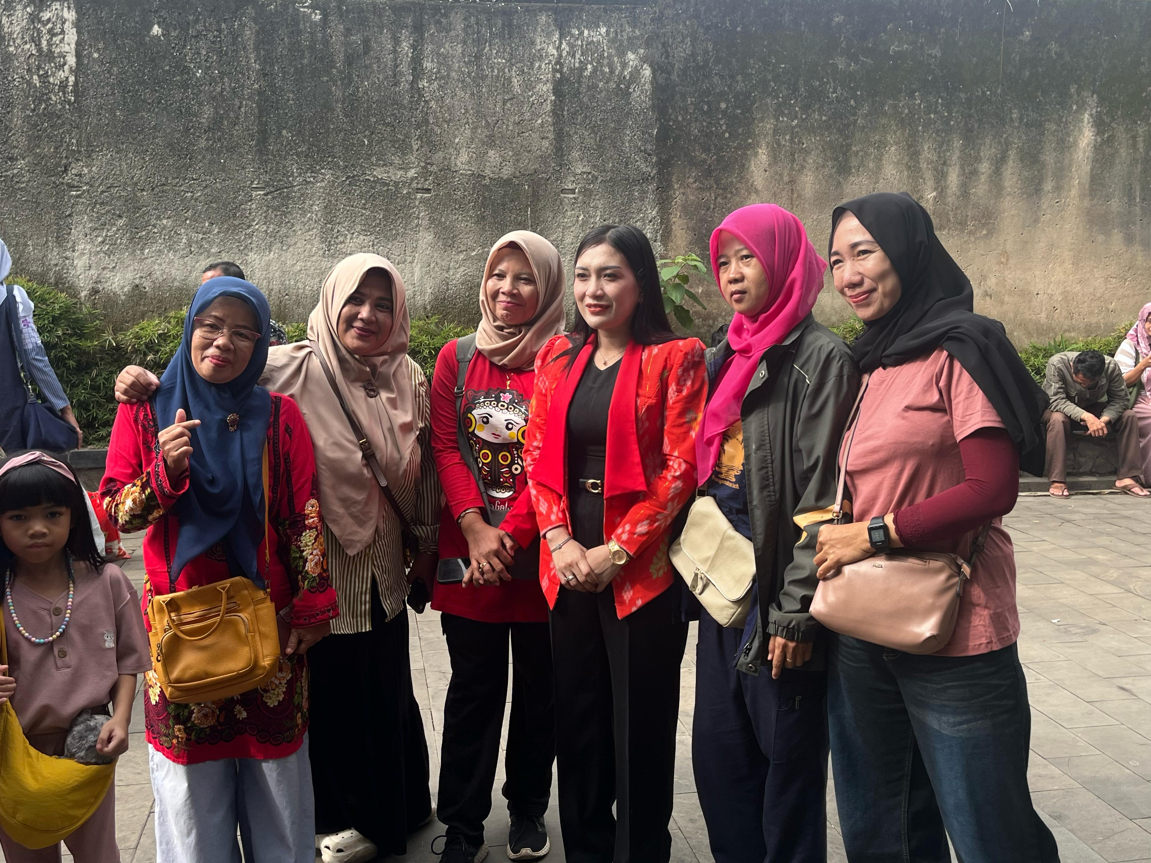 Ketua Dekranasda Kabupaten Purwakarta dr. Evi Yusyari, S.Ked hadir di Bazar Ramadhan Bale Indung Rahayu